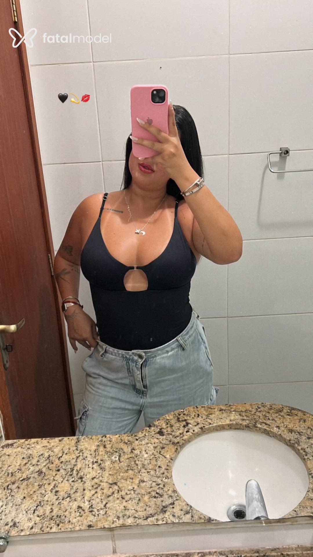 Acompanhante mulher loira (o) de olhos castanhos - Kiara Castro
