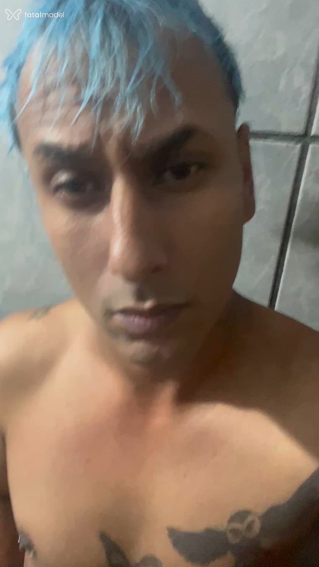 Acompanhante homem com cabelo colorido de olhos castanhos - Miguel