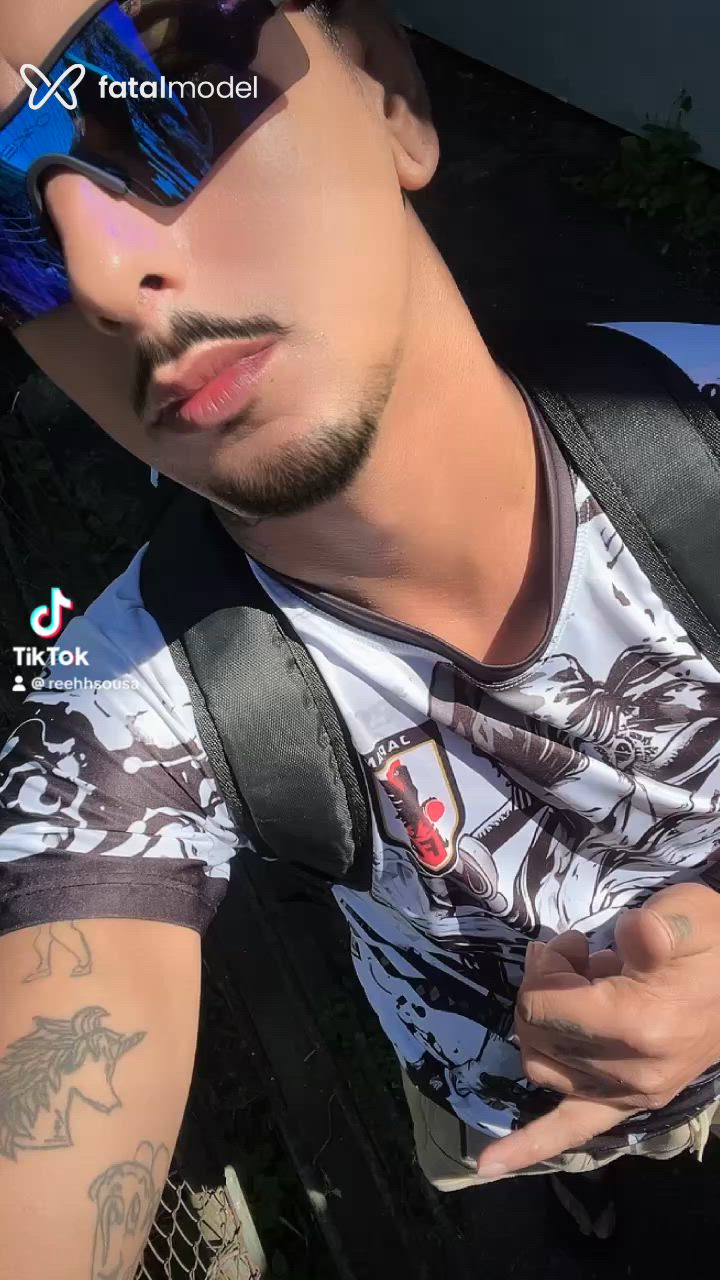 Acompanhante homem com cabelo colorido de olhos castanhos - Miguel