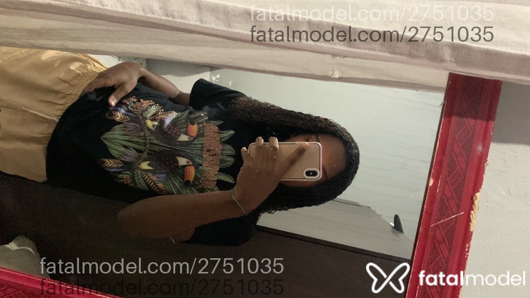 Acompanhante homem com cabelo castanho de olhos pretos - João Donato
