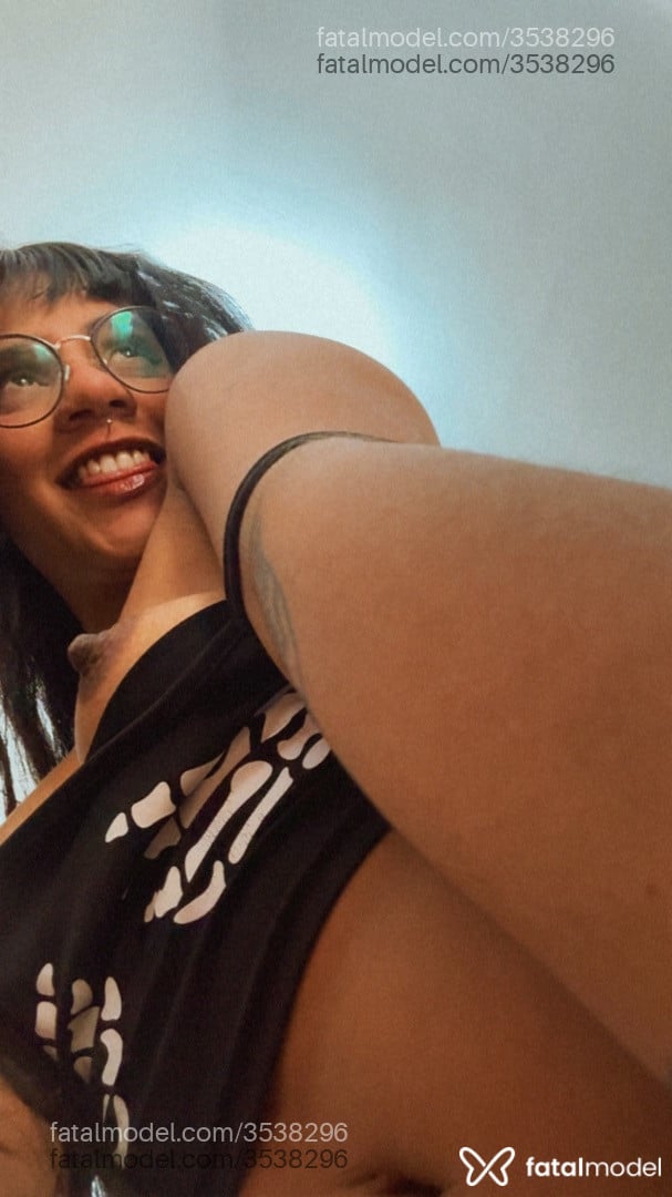 Acompanhante mulher morena (o) de olhos pretos - Babe Kush