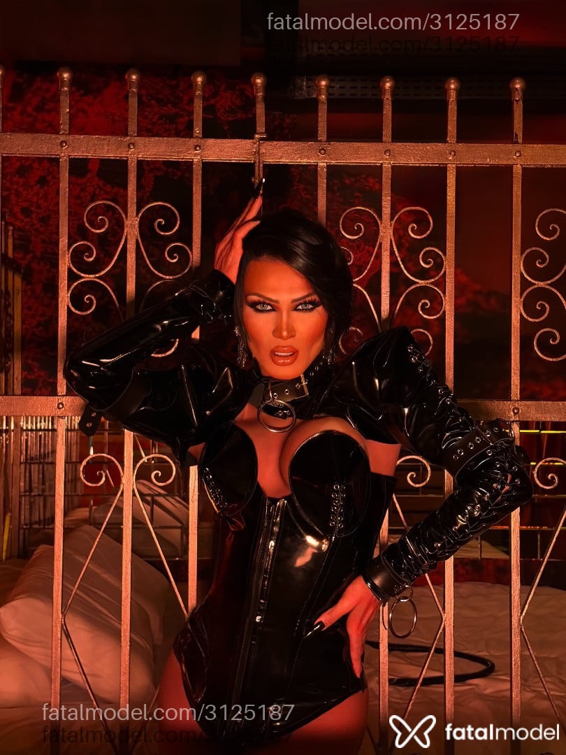Acompanhante mulher trans morena (o) de olhos mel - Domme Anny