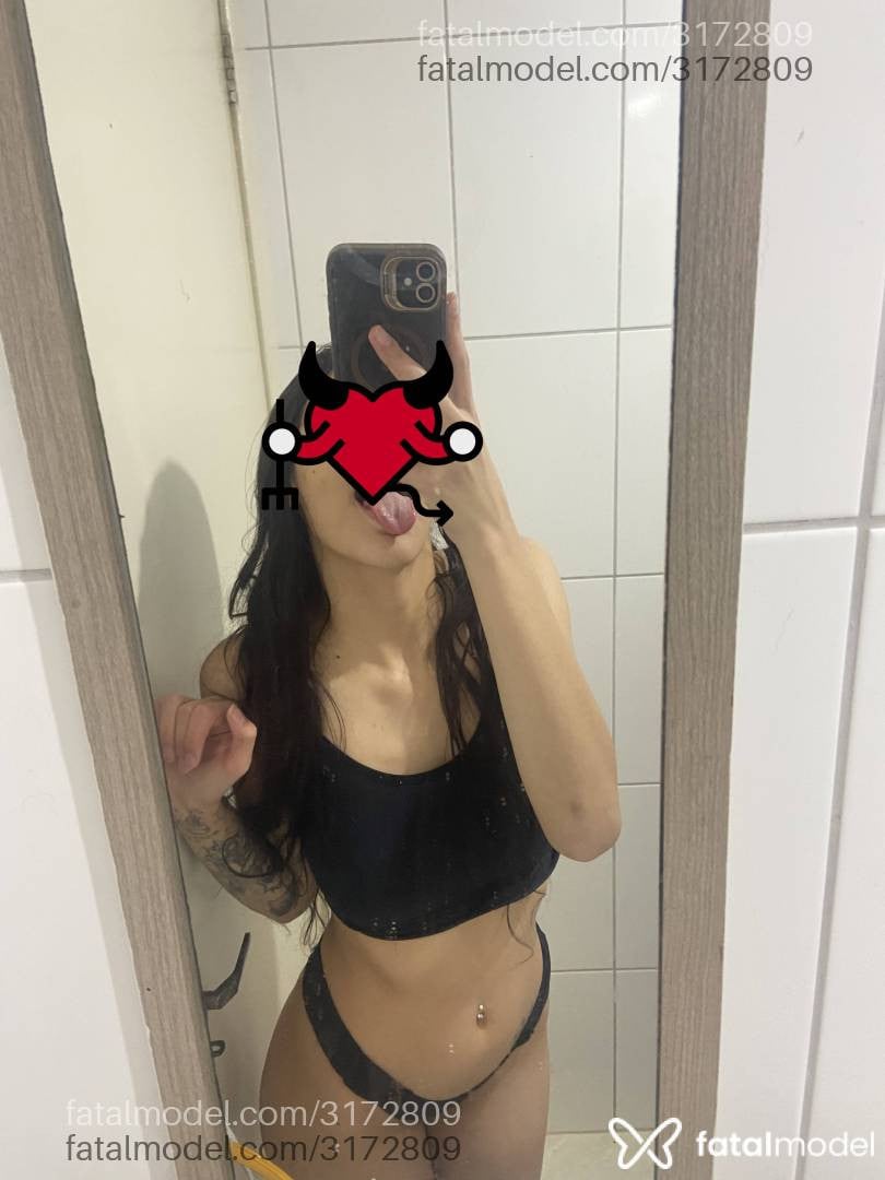 Acompanhante mulher com cabelo colorido de olhos mel - Mandix Acompanhante mulher com cabelo colorido de olhos mel - Mandix