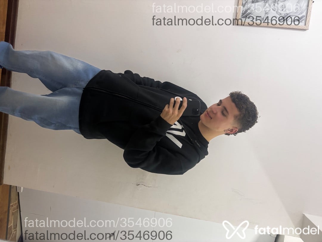 Acompanhante homem sem cabelo de olhos verdes - Eduardo Nuli