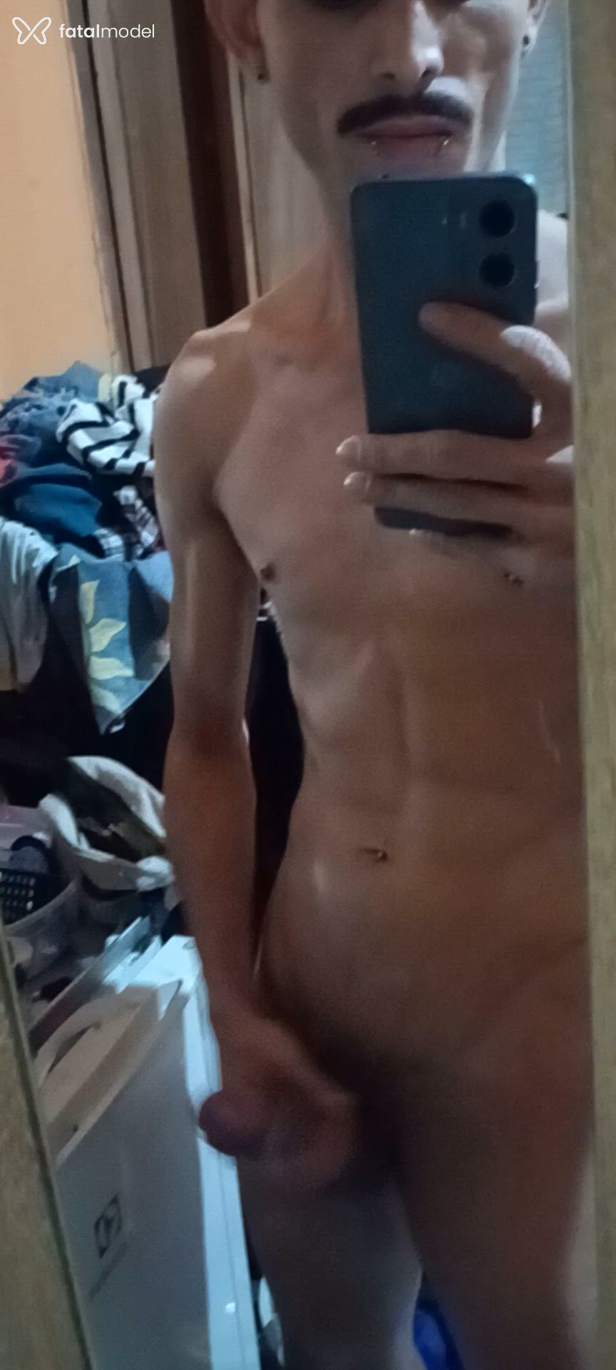 Acompanhante homem com cabelo castanho de olhos castanhos - João