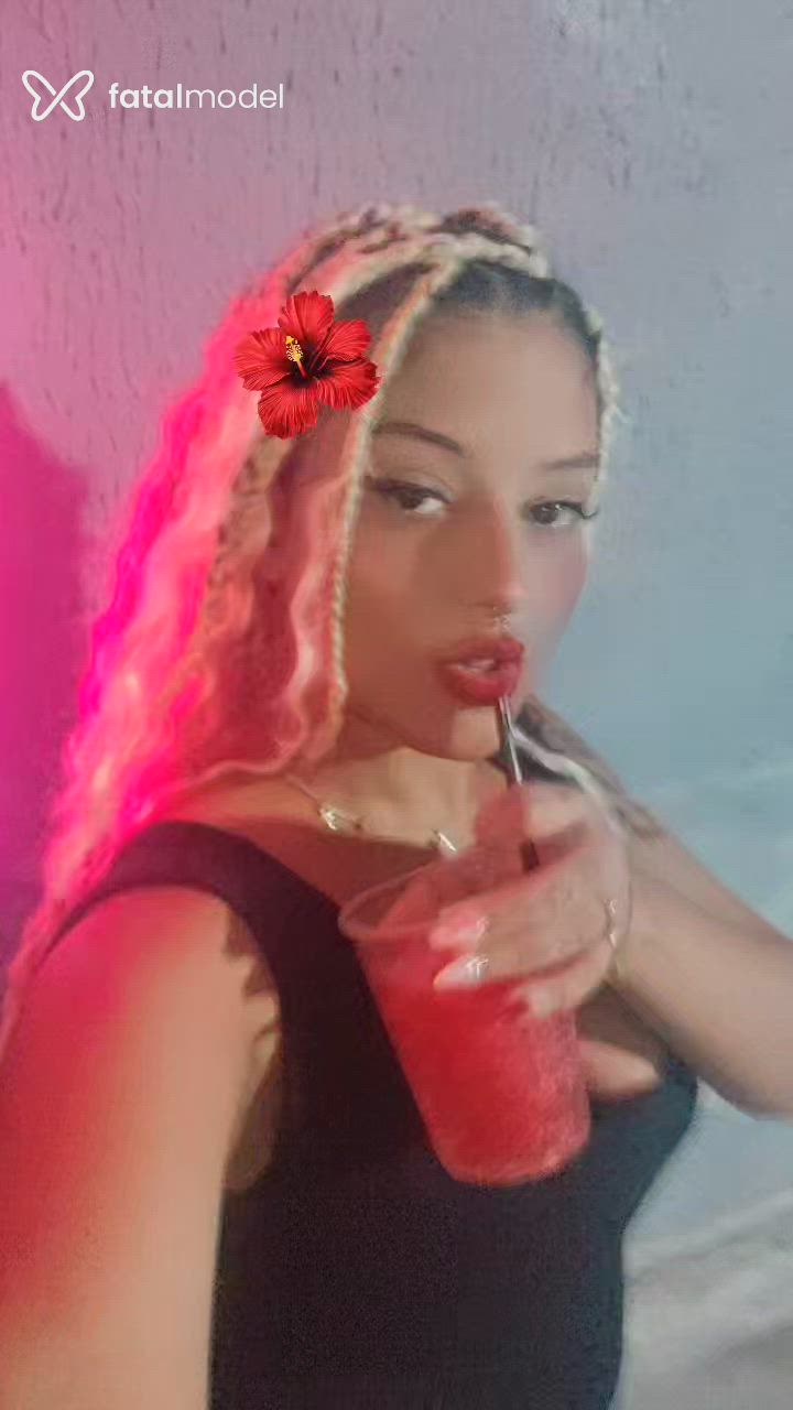 Acompanhante mulher loira (o) de olhos castanhos - Maria Eduarda