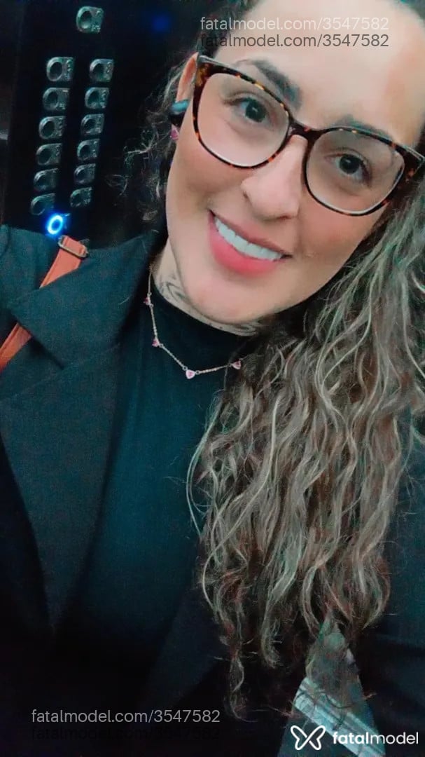 Acompanhante mulher loira (o) de olhos mel - Clara