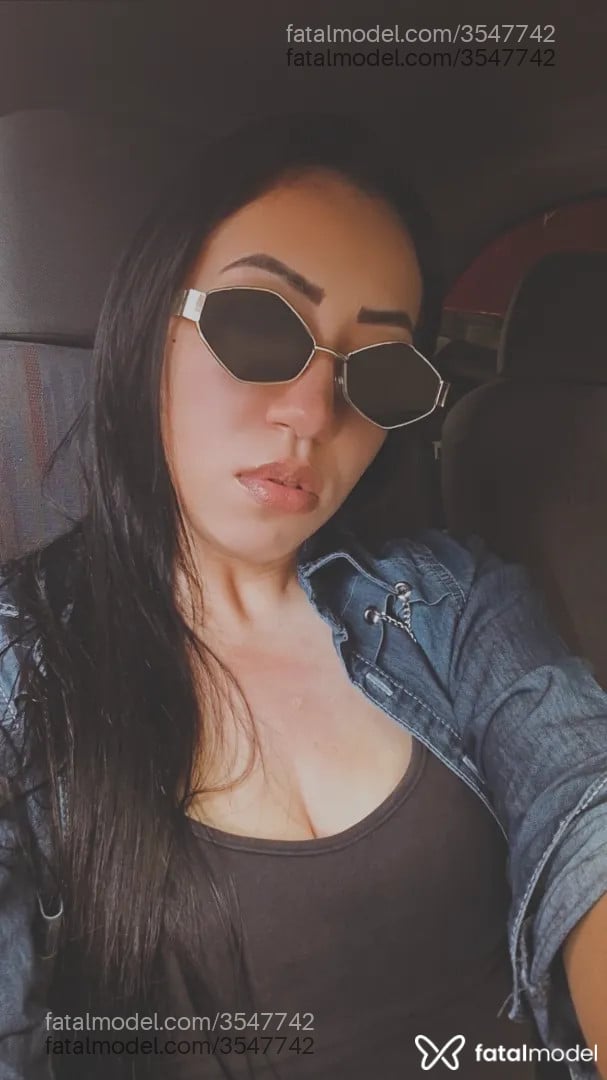 Acompanhante mulher morena (o) de olhos pretos - Josiane