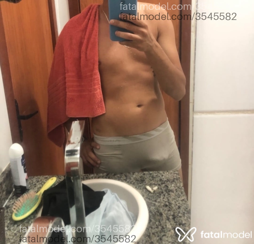 Acompanhante homem com cabelo castanho de olhos castanhos - Vitorin
