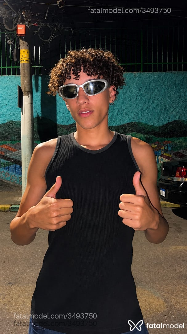 Acompanhante homem com cabelo castanho de olhos castanhos - Julio