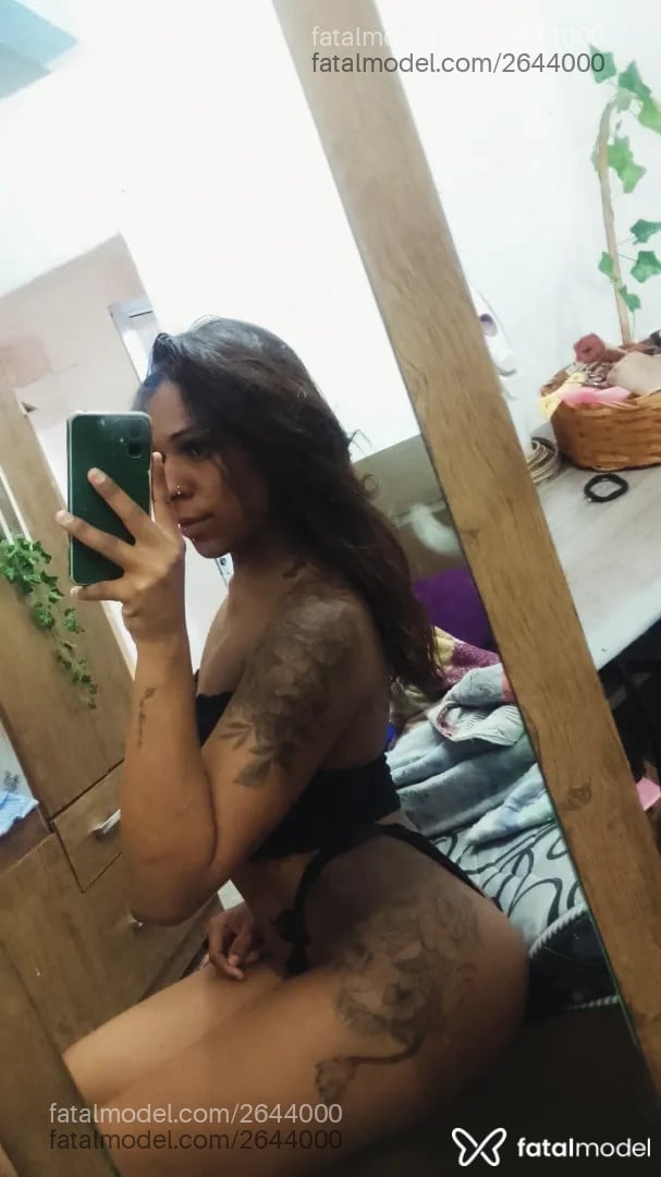 Acompanhante mulher trans com cabelo castanho de olhos castanhos - Stela Angel