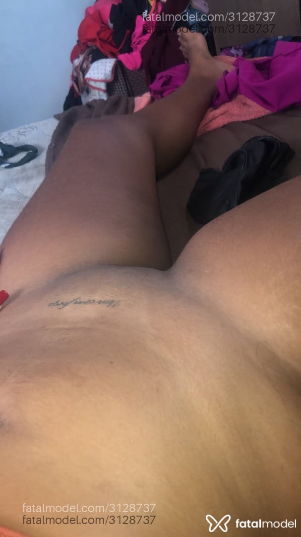 Acompanhante mulher morena (o) de olhos pretos - Letícia