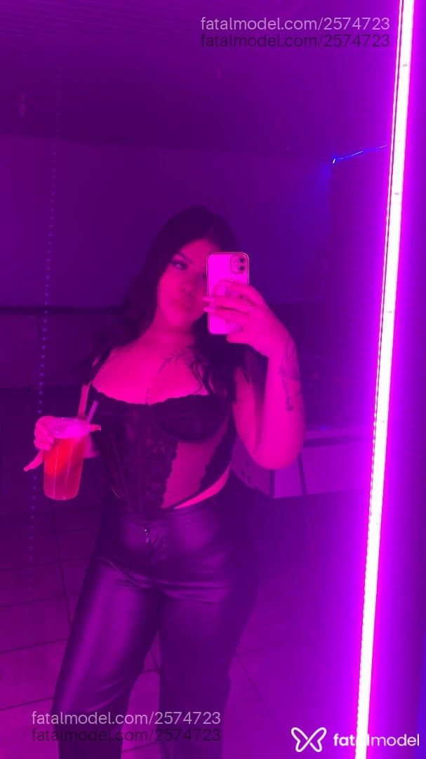 Acompanhante mulher morena (o) de olhos mel - Tiffanynovinha