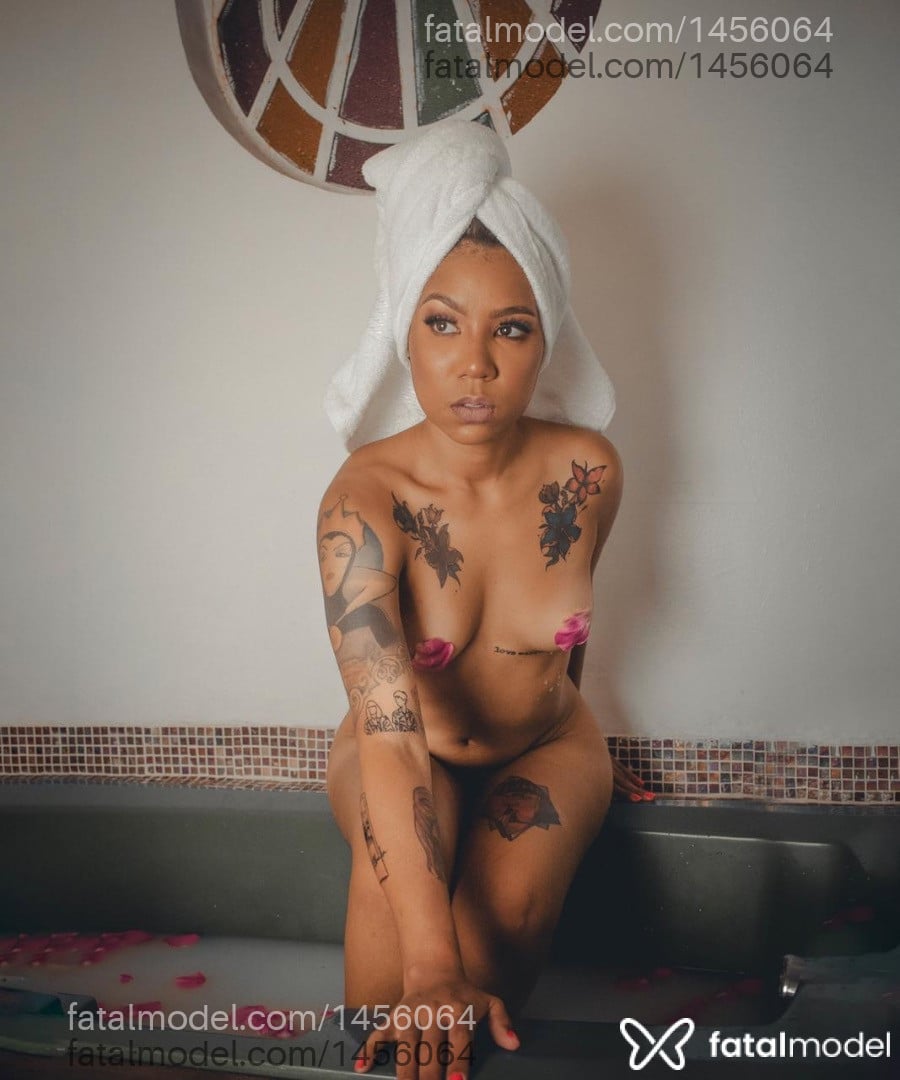 Acompanhante mulher com cabelo castanho de olhos castanhos - Bruna