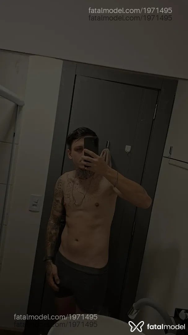 Acompanhante homem com cabelo grisalho de olhos verdes - Lucas