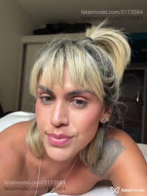 Acompanhante mulher loira (o) de olhos castanhos - Casalcaliente