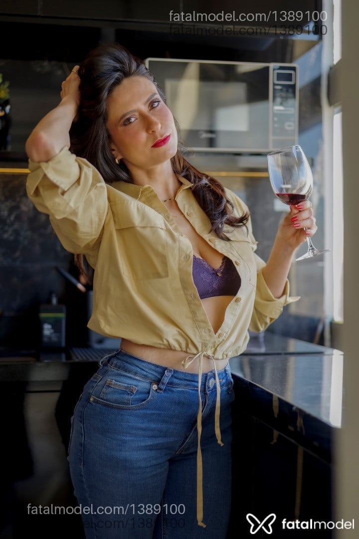 Acompanhante mulher com cabelo castanho de olhos castanhos - Isabella Monteiro Acompanhante mulher com cabelo castanho de olhos castanhos - Isabella Monteiro