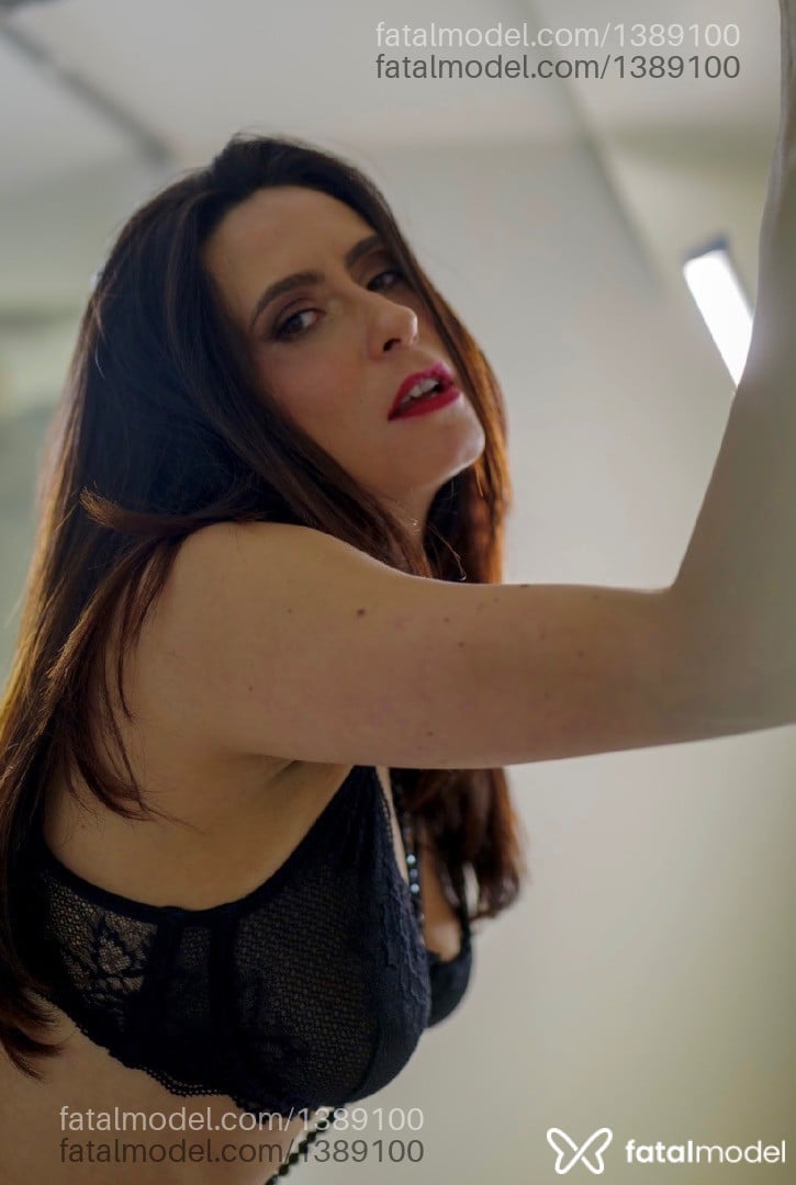 Acompanhante mulher com cabelo castanho de olhos castanhos - Isabella Monteiro Acompanhante mulher com cabelo castanho de olhos castanhos - Isabella Monteiro