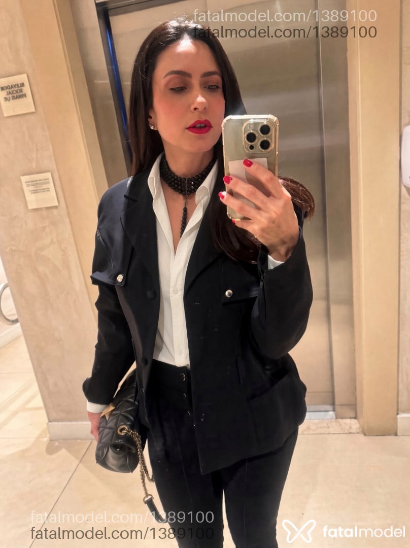 Acompanhante mulher com cabelo castanho de olhos castanhos - Isabella Monteiro Acompanhante mulher com cabelo castanho de olhos castanhos - Isabella Monteiro