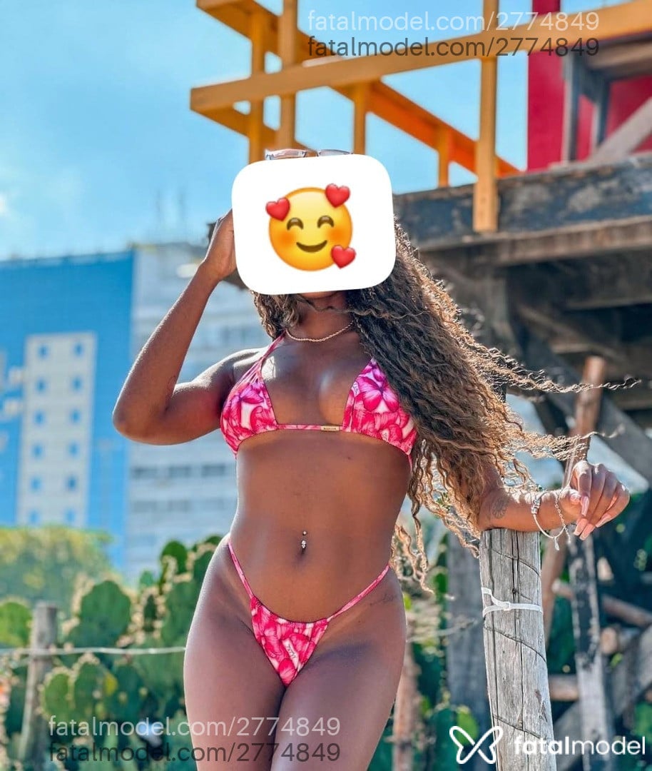 Acompanhante mulher loira (o) de olhos pretos - Rebeca