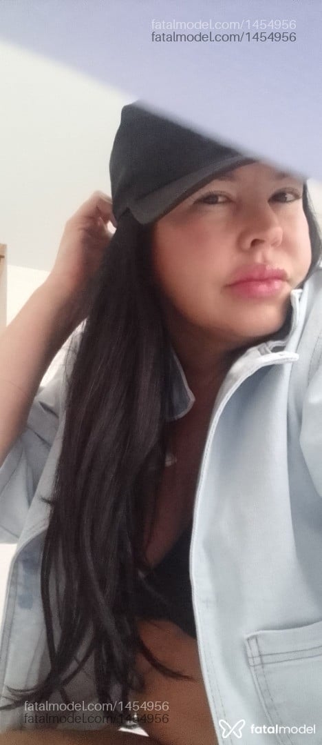 Acompanhante mulher com cabelo castanho de olhos pretos - Roberta Acompanhante mulher com cabelo castanho de olhos pretos - Roberta