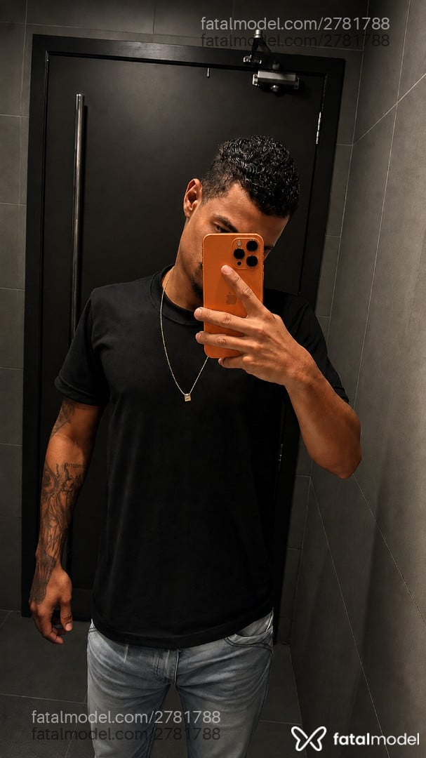 Acompanhante homem morena (o) de olhos castanhos - Focado