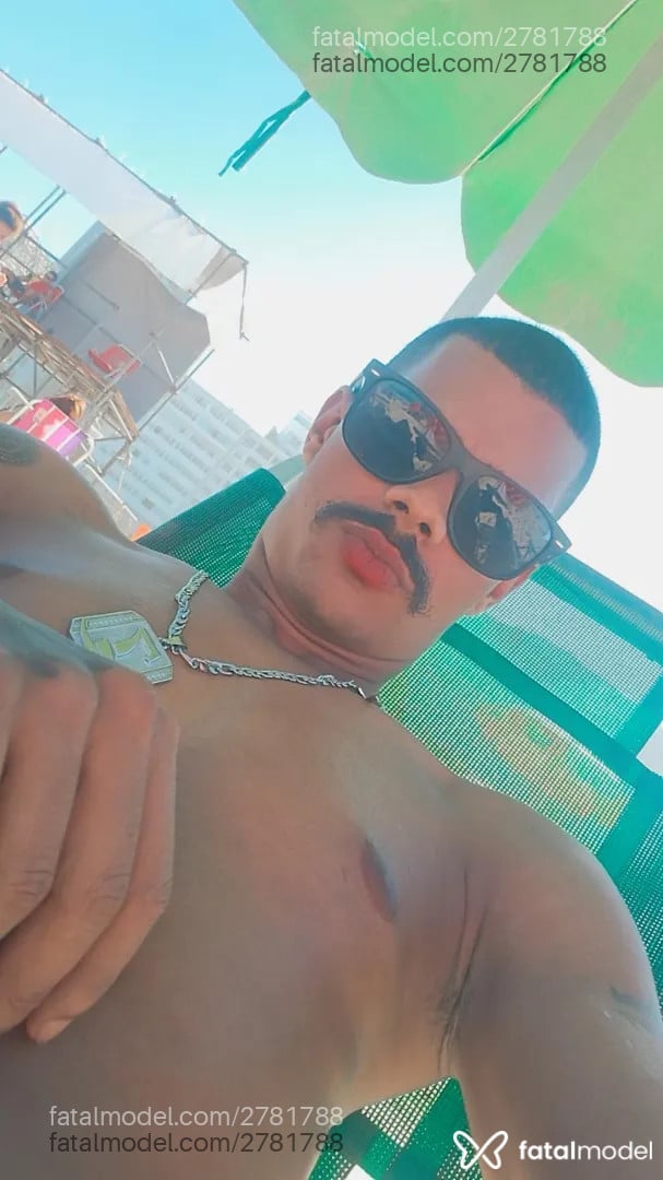 Acompanhante homem morena (o) de olhos castanhos - Focado