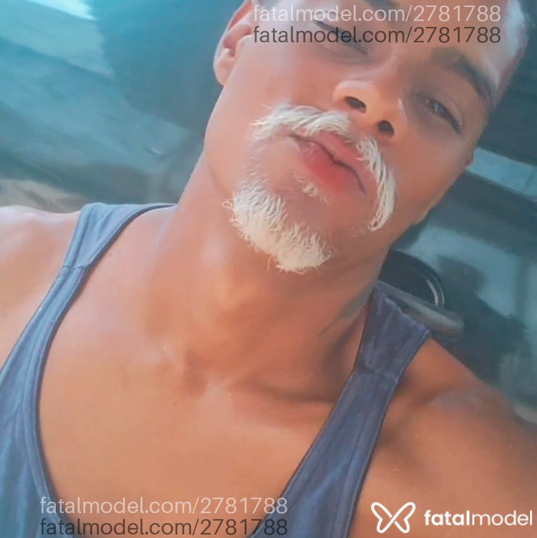 Acompanhante homem morena (o) de olhos castanhos - Focado