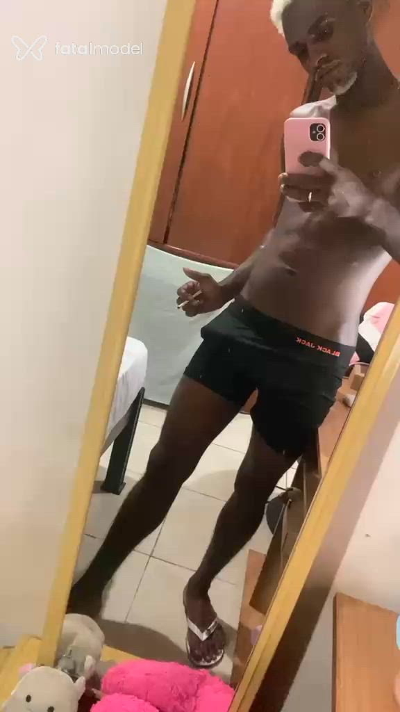 Acompanhante homem com cabelo grisalho de olhos pretos - Negãogostoso