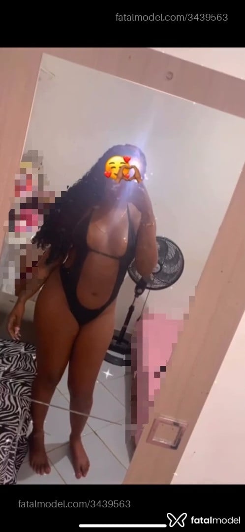 Acompanhante mulher morena (o) de olhos pretos - Ellen