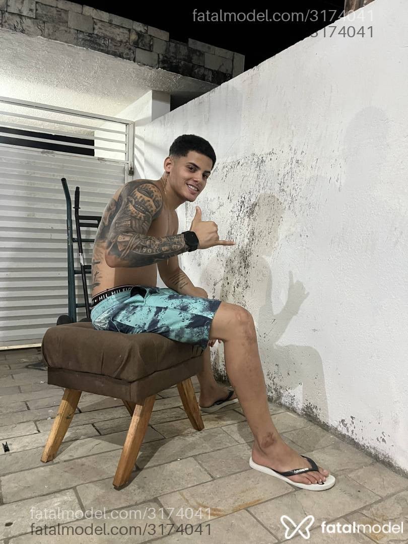 Acompanhante homem com cabelo castanho de olhos castanhos - João Victor Acompanhante homem com cabelo castanho de olhos castanhos - João Victor