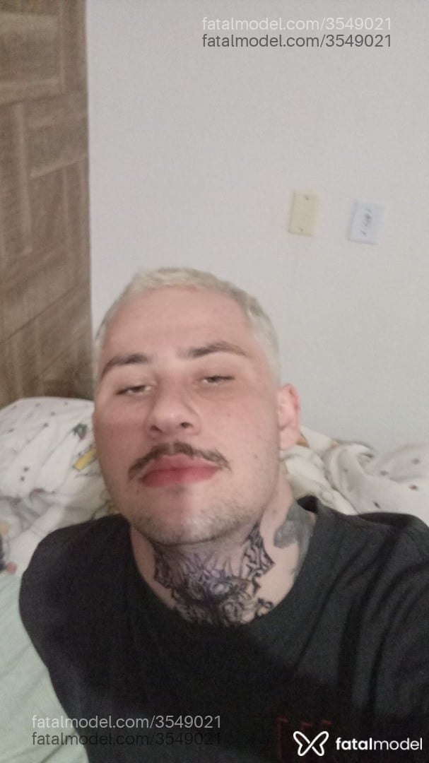 Acompanhante homem loira (o) de olhos verdes - Vitao Acompanhante homem loira (o) de olhos verdes - Vitao