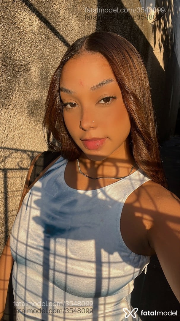 Acompanhante mulher morena (o) de olhos castanhos - Helena