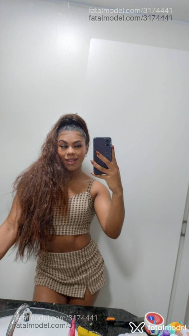 Acompanhante mulher com cabelo castanho de olhos castanhos - Caroline