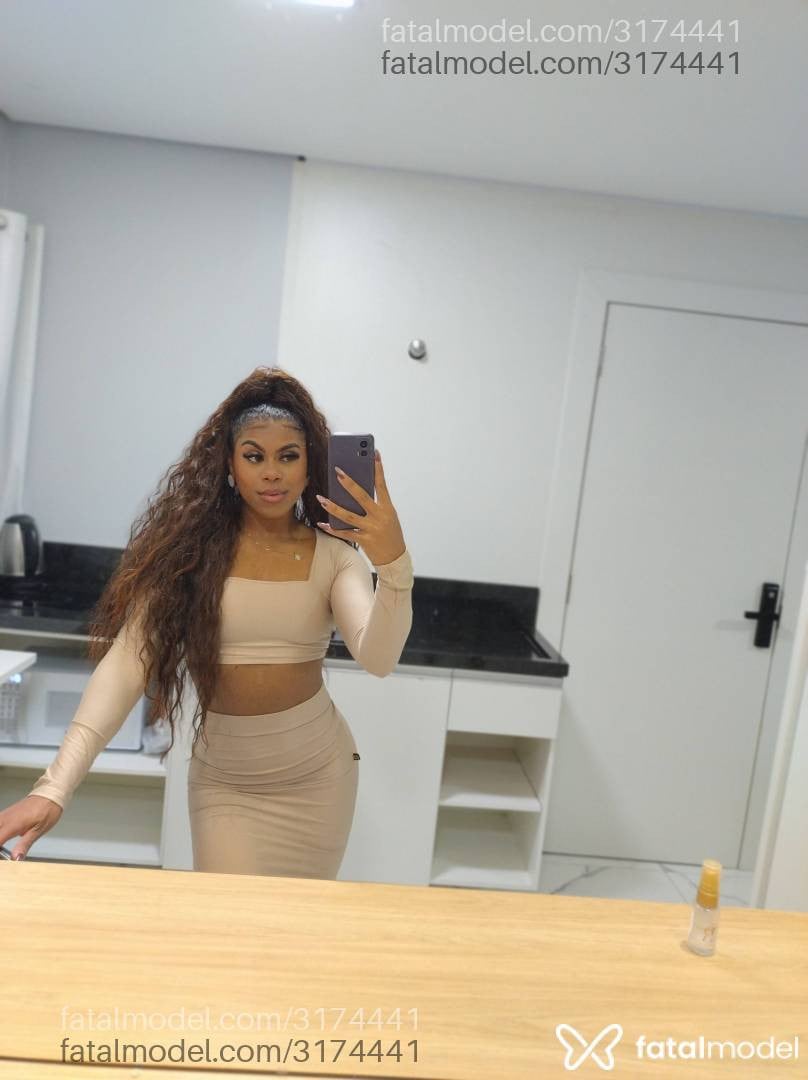 Acompanhante mulher com cabelo castanho de olhos castanhos em Chapecó - Caroline