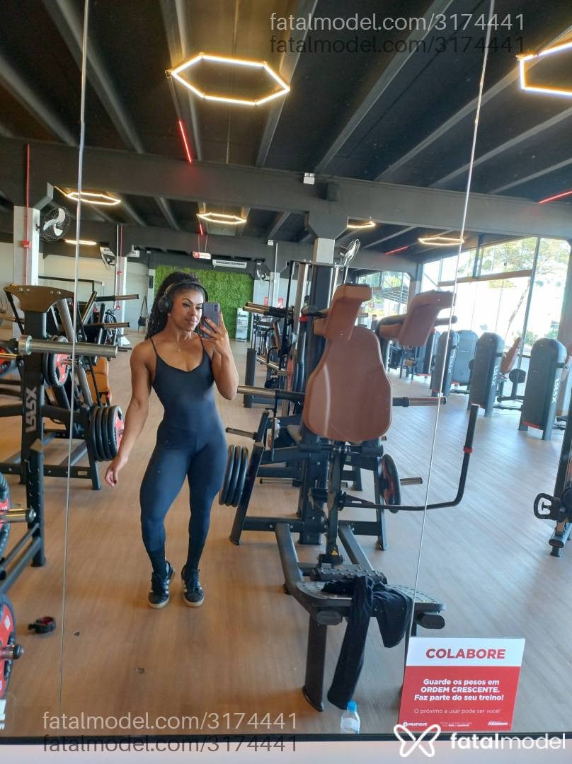 Acompanhante mulher com cabelo castanho de olhos castanhos em Chapecó - Caroline