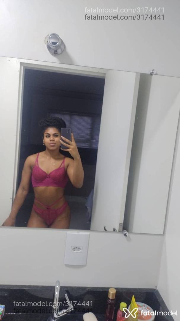 Acompanhante mulher com cabelo castanho de olhos castanhos - Caroline