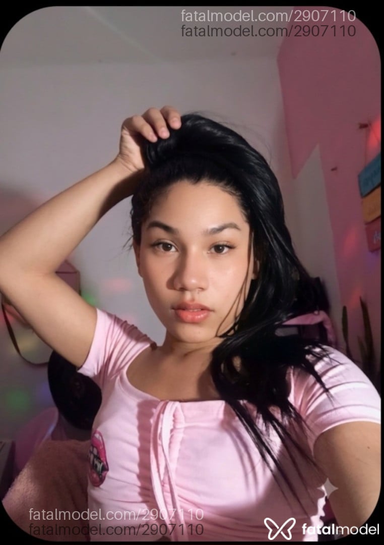 Acompanhante não-binário com cabelo castanho de olhos castanhos - Sthefany Catrine