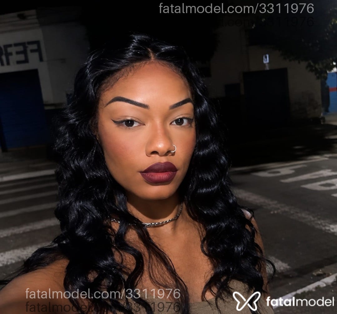 Acompanhante mulher trans morena (o) de olhos castanhos - Bia Silva