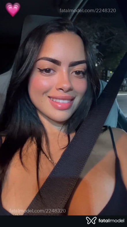 Acompanhante mulher morena (o) de olhos pretos - Evelyn