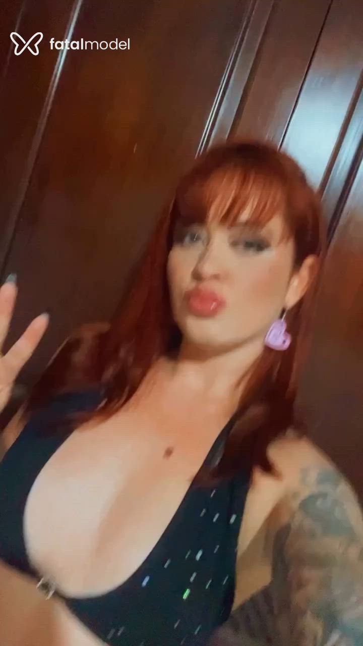 Acompanhante mulher ruiva (o) de olhos verdes - Helena Motta Acompanhante mulher ruiva (o) de olhos verdes - Helena Motta