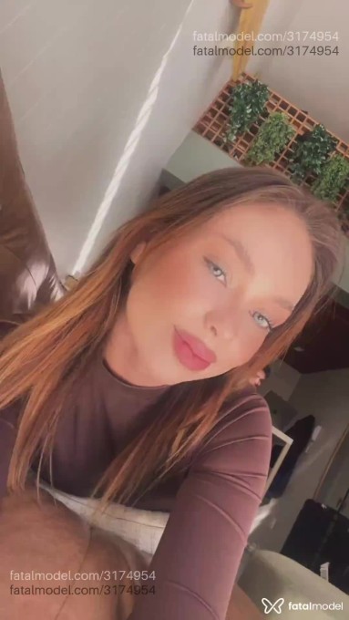 Acompanhante mulher com cabelo castanho de olhos azuis em Florianópolis - Sophia Monteiro