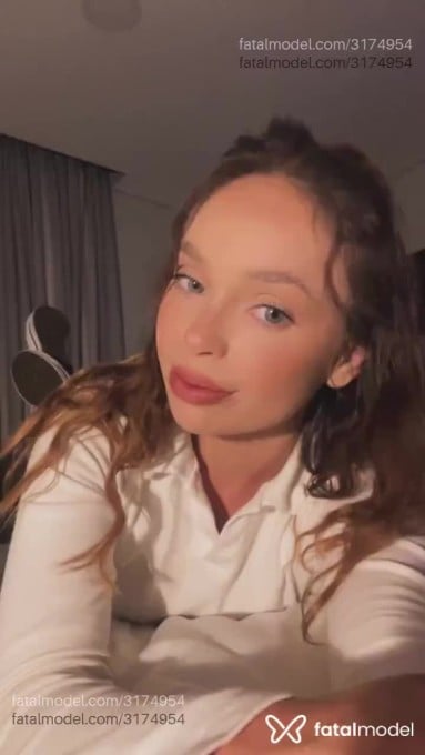 Acompanhante mulher com cabelo castanho de olhos azuis em Florianópolis - Sophia Monteiro