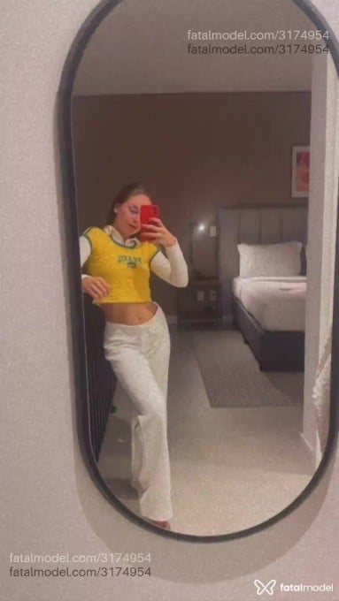 Acompanhante mulher com cabelo castanho de olhos azuis em São Paulo - Sophia Monteiro