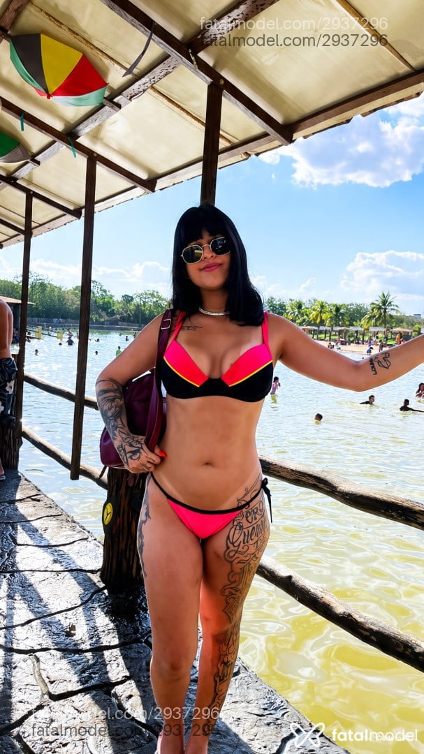 Acompanhante mulher com cabelo castanho de olhos mel - Mel