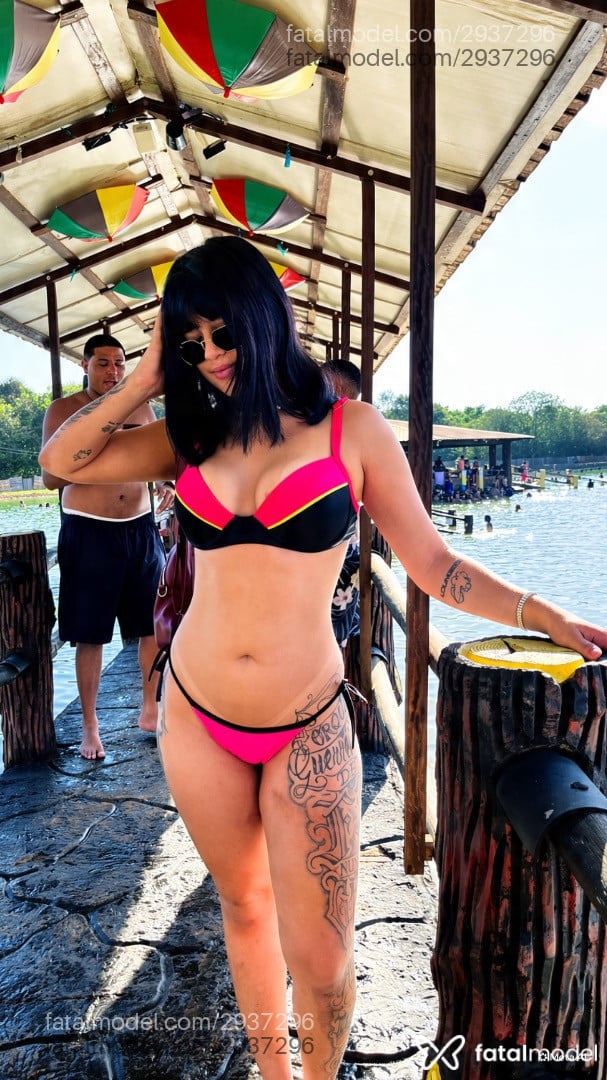 Acompanhante mulher com cabelo castanho de olhos mel - Mel