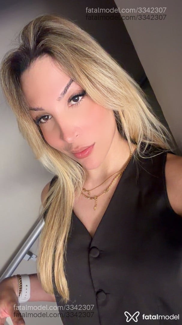 Acompanhante mulher trans loira (o) de olhos castanhos - Stella Noir