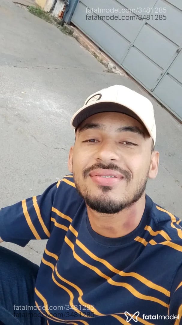 Acompanhante homem com cabelo castanho de olhos pretos - Guilherme