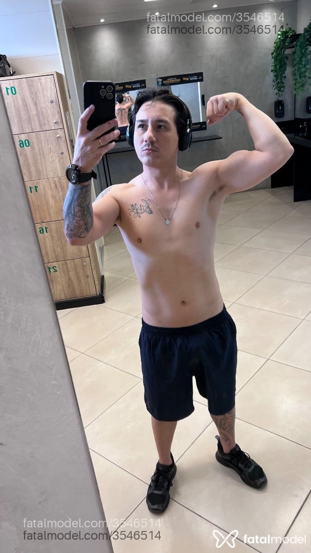 Acompanhante homem com cabelo castanho de olhos castanhos - Uhfer