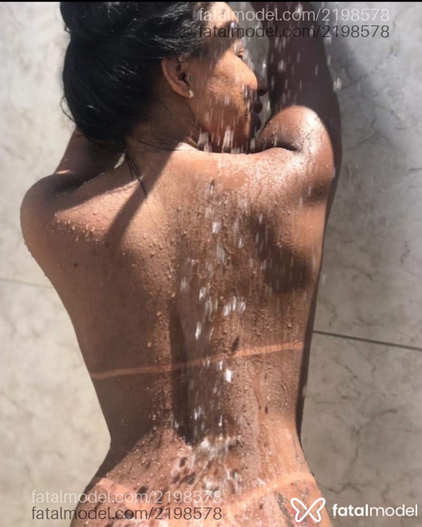 Acompanhante mulher morena (o) de olhos pretos - Larissa